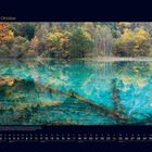 10 Oktober. Die Landschaft zeigt einen türkisen See mit Herbstwald im Hintergrund. Unten ist ein Kalender vom Monat Oktober.