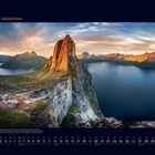 „09 September“ und Wochentage unten. Eine dramatisch beleuchtete Berglandschaft mit See und Felsen im Sonnenuntergang.