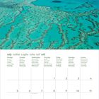 Kalender für Juli 2027, mit Wochentagen in mehreren Sprachen. Oben tropisches Meer mit Himmel.