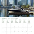 Kalender für März 2027, in mehreren Sprachen. Skyline mit Wolkenkratzern und ein Boot am Wasser.