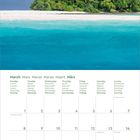 Kalender für März 2027. Oben Palmeninsel mit blauem Himmel und türkisfarbenem Meer.
