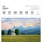 Kalenderseite mit Juli/August, KW 30, und Sonntag, 1. August, Rot markiert. Darunter eine Kirche in einer bergigen Landschaft.