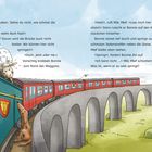 Dialog: Ein Schaf, Bonnie, und ein Hund, Mief, diskutieren auf einem Zug über das Springen von einem Waggon auf die Brücke. Links ist eine Comic-Zeichnung mit einem grünen Logo, der Zug fährt über ein Viadukt.
