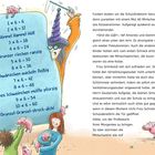 Ein Zauberer hält eine Schriftrolle mit einem illustrierten Einmaleins (1x6 bis 10x6) und spielenden Minischweinen.