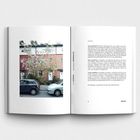 Linke Seite: Foto von zwei Autos vor buntem Haus und Baum. Rechte Seite: Text über Martin Zellerhoff und Kajo Sennigen.