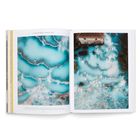 "Cascate del Mulino - Saturnia, Italy". Zwei Seiten zeigen Luftbilder von blauen Thermalquellen mit natürlichen Becken.