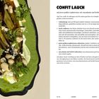 CONFIT LAUCH. Ein Rezepttext mit Zutaten. Rechts ein Bild mit Lauch auf grüner Sauce, garniert mit Macadamia und Kräutern.