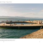 Pontons am Quai de Cologny, Schweiz. Schwimmende, kreisförmige Plattform auf dem Genfersee, Menschen sonnenbaden.