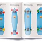Links: "1978 OG 27" Bowrider". Rechts: "2005 Dennis Martinez Flying Aces". Vier blaue Longboards mit bunten Rollen.