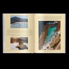 Links: Text beschreibt Thermen in Mexiko und Kanada, mit Fotos von Pools in Bergen und einem Holzhäuschen. Rechts: Landschaftsfoto einer Küste.