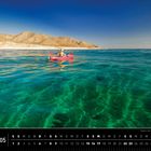 „Mexiko 05“ und „Kajak in der Ventana Bay bei El Sargento“. Eine Person im Kajak auf türkisfarbenem Wasser, Berge im Hintergrund.
