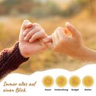 Text: "Immer alles auf einen Blick. Dauer, Vorbereitung, Budget, Wetter." Zwei Hände verknüpfen die kleinen Finger.