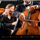 Kalender unten, Zahlen von 1 bis 31. Drei Musiker spielen Streichinstrumente, darunter ein Cellist in einem Anzug.