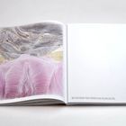 Links: Illustration in Braun- und Rosatönen. Rechts: Weißes Blatt. Text am unteren Rand mit Werkinformationen.