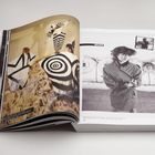 Ein Magazin, linke Seite mit bunten Mustern, rechte Seite schwarz-weiß, Text „MODE“, Frau in Mantel in Waschküche.