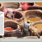 "Die Kunst des Gerbens" ist der Titel eines Textes. Zwei Männer arbeiten in großen, runden Färbebecken.