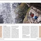 "Einzigartiger Wanderweg direkt hinter dem herabstürzenden Wasserschleier am Staubfall." Drei Personen wandern.