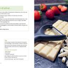 Links befindet sich ein Text: "Ich werde oft gefragt, ... Probier’s ruhig mal aus." Rechts daneben liegt ein Sparschäler auf weißer Schokolade mit Raspeln; im Hintergrund einige Erdbeeren.