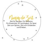 "Nimm dir Zeit. Zeit für Neugier. Für Reflexion. Für Kreativität, für Leichtigkeit, für Spiel. Zeit zum Spüren, zum Entdecken und Erleben." Schwarze und goldene Schrift, von Sternen umgeben.