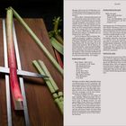 Estragon (Teil 1): 10–15 Sekunden in kochendem Wasser blanchieren. Links ein Holzbrett mit Messern und Rhabarber.