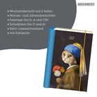 + Wochenübersicht, Monats- und Jahresübersichten, Feiertage, Schulferien, Satin-Lesezeichen, Faltasche. Illustration: Katze mit Perle.