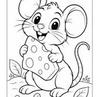 Eine lächelnde Maus hält ein großes Stück Käse. Sie sitzt im Gras mit Blättern um sich herum. Es ist eine Illustration.