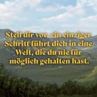 Text: "Stell dir vor, ein einziger Schritt führt dich in eine Welt, die du nie für möglich gehalten hast." Hintergrund: Berglandschaft.