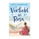 "Verliebt in Rosa" von Sylvia Filz und Sigrid Konopatzki. Frau am Strand, umgeben von Möwen und Noten, mit Akkordeon.