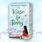 Buchtitel "Küsse für Romy" von Sylvia Filz und Sigrid Konopatzki. Illustration: Frau blickt aufs Meer, Boote im Hintergrund.
