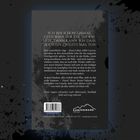 Ein Zitat: „ICH BIN SCHON EINMAL GESTORBEN FÜR DIE, DIE ICH LIEBE...“ Ein Text über eine unsterbliche Lüge und eine Reise. Unten rechts ein Logo von Kampenwand Verlag.