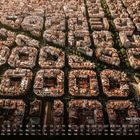 Kalenderansicht unten, mit Tagen des Monats und Wochentagen. Luftaufnahme von Barcelona mit quadratischen Häuserblöcken.
