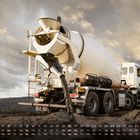 Kalenderdaten und Monatszahlen unten, Betonmischer-LKW auf einer Baustelle, grauer Himmel im Hintergrund.