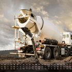 Kalender mit Tagen des Monats. Betonmischer entlädt Zement auf einer Baustelle mit bewölktem Himmel im Hintergrund.