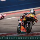 31 | Pedro Acosta | ESP | 25.05.2004 | Red Bull KTM Factory Racing. Rennmotorrad fährt auf Rennstrecke. Kalender darunter.