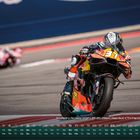 31 | Pedro Acosta | ESP | 25.05.2004 | Red Bull KTM Factory Racing. Zwei Motorräder in voller Fahrt auf einer Rennstrecke.