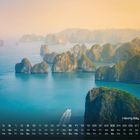 Kalender mit Monatsübersicht, Halong Bay Vietnam. Zahlreiche Inseln im blauen Wasser, Bootsspur sichtbar.