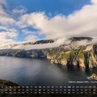 Kalender: Juni, Slieve League Cliffs, County Donegal. Atemberaubende Klippenansicht mit blauem Himmel und Wolken.