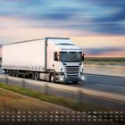 Kalendertage unten; großer weißer LKW fährt schnell auf der Autobahn, Sonnenuntergang im Hintergrund.