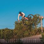Unten ein Kalender mit Zahlen und Wochentagen. Ein BMX-Fahrer macht einen Trick in der Luft vor blauem Himmel und Bäumen.