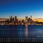 Kalender: Tage und Zahlen für Mai. Skyline von Auckland City in der Abenddämmerung mit beleuchteten Gebäuden.