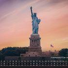„Freiheitsstatue in der Dämmerung“ und der Kalender für Mai. Die Statue steht majestätisch vor einem bunten Himmel.