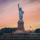 „Freiheitsstatue in der Dämmerung“ und der Monat Mai dargestellt als Kalender. Die Statue vor einem pastellfarbenen Himmel.