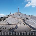 Kalender für Mai, Mont Ventoux 1.909m. Eine kurvige Straße führt zu einem Gipfel mit Antennenturm, blauer Himmel.