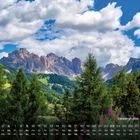 Geislergruppe, Villnößtal 5. Kalender mit Bergen, Wäldern und blauem Himmel.