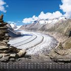 "Aletschgletscher, größter Gletscher der Alpen. 6. Steinhaufen vor imposantem Gletscher, umrahmt von Bergen und blauem Himmel."