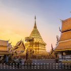 Kalendertext „Wat Phra That Doi Suthep“ und Monat „5“. Goldene Pagode, Tempelgebäude mit verzierten Dächern bei Sonnenuntergang.