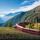 Kalender mit Mai-Daten unten. Eine rote Bahn fährt durch grüne alpine Berge, blauer Himmel im Hintergrund.