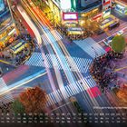 Kalender mit Datum am unteren Rand. "Shibuya Kreuzung bei Nacht (Tokio)" rechts unten. Menschenmengen an einer belebten Kreuzung.