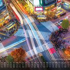 Shibuya Kreuzung bei Nacht (Tokio). Beleuchtete Straßen mit vielen Menschen und bunten Lichtern, Kalenderdaten unten.