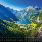 Kalenderzahl 5 und Geirangerfjord. Ein Fjord umgeben von grünen Bergen, kleinen Gemeinden und einem blauen Himmel.